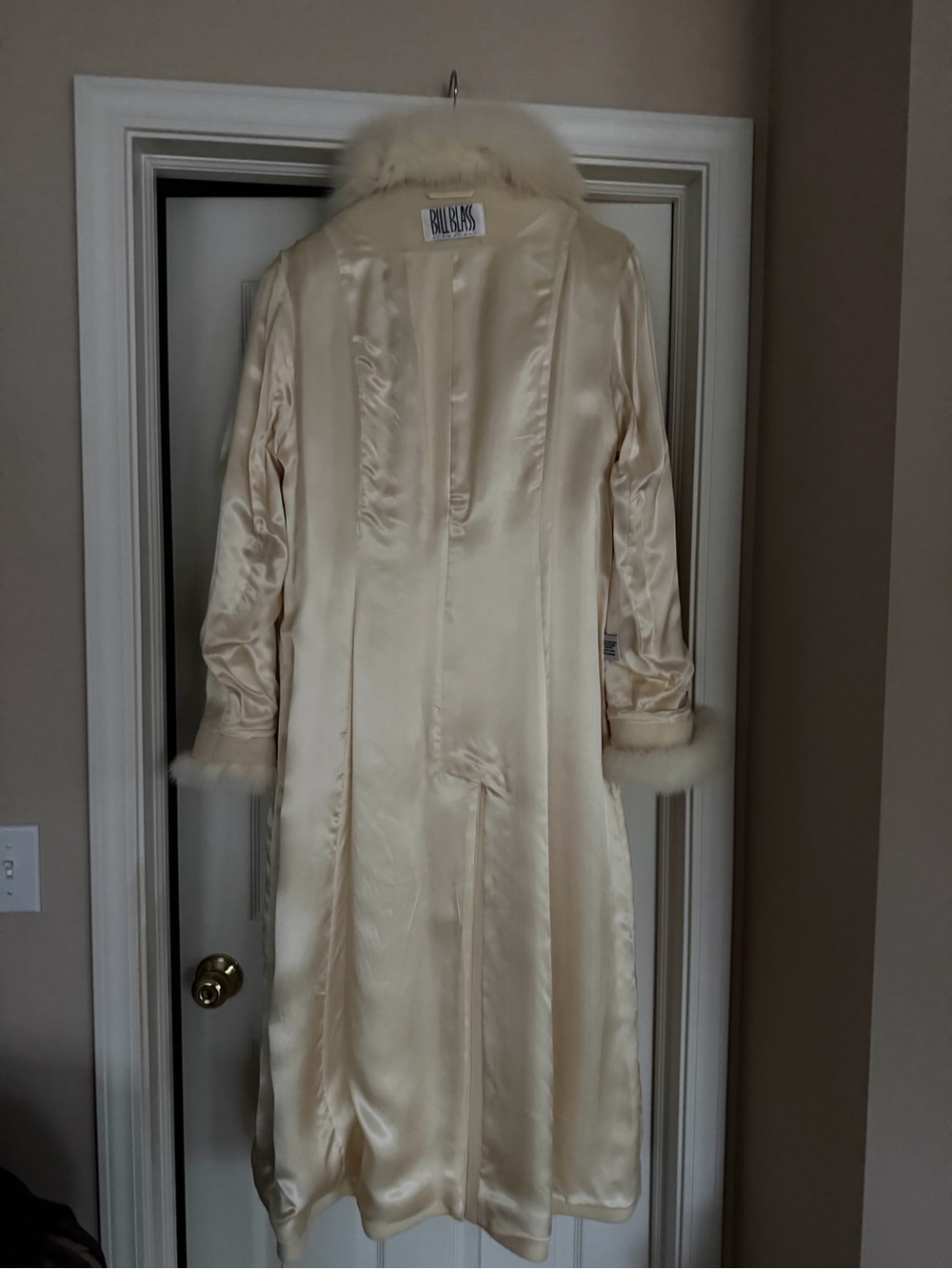 Vintage Coat. Fur collar $ cuffs. - Picture 7 of 8